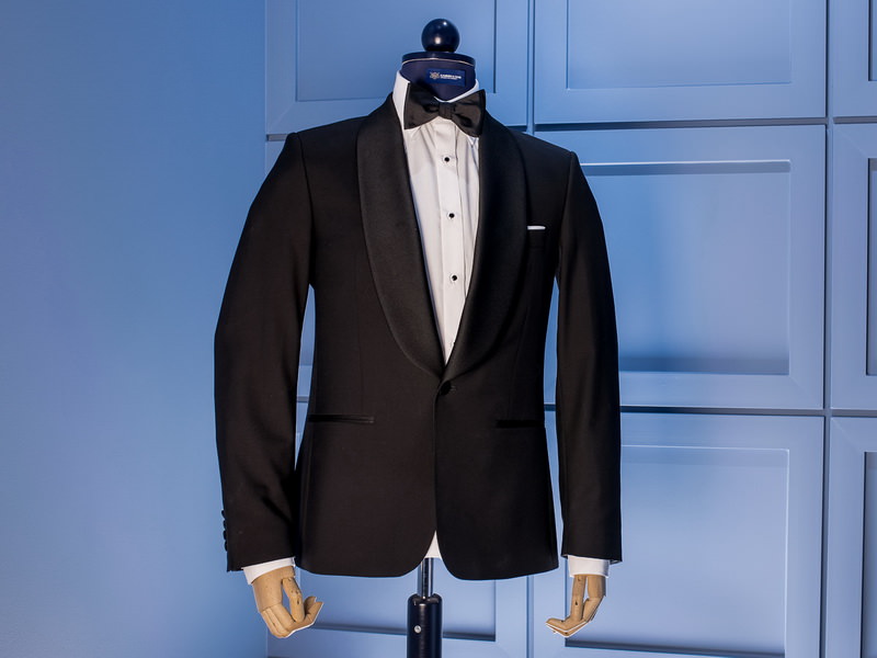 Elegancki mężczyzna w garniturze jako inspiracja do szycia na miarę